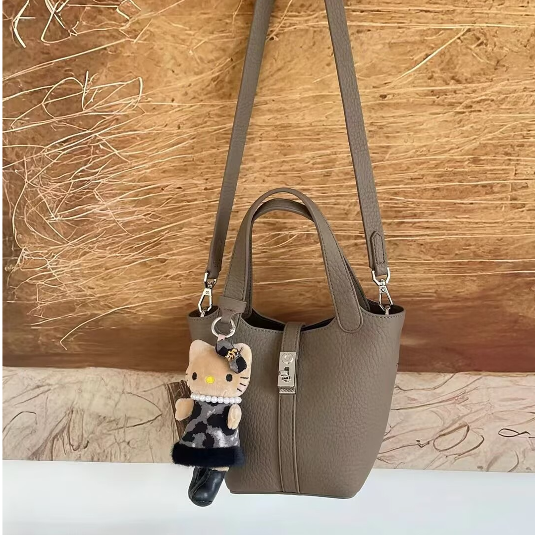 秋冬新品休闲四季通用手提水桶包时尚斜挎包菜篮子包百搭真皮女包