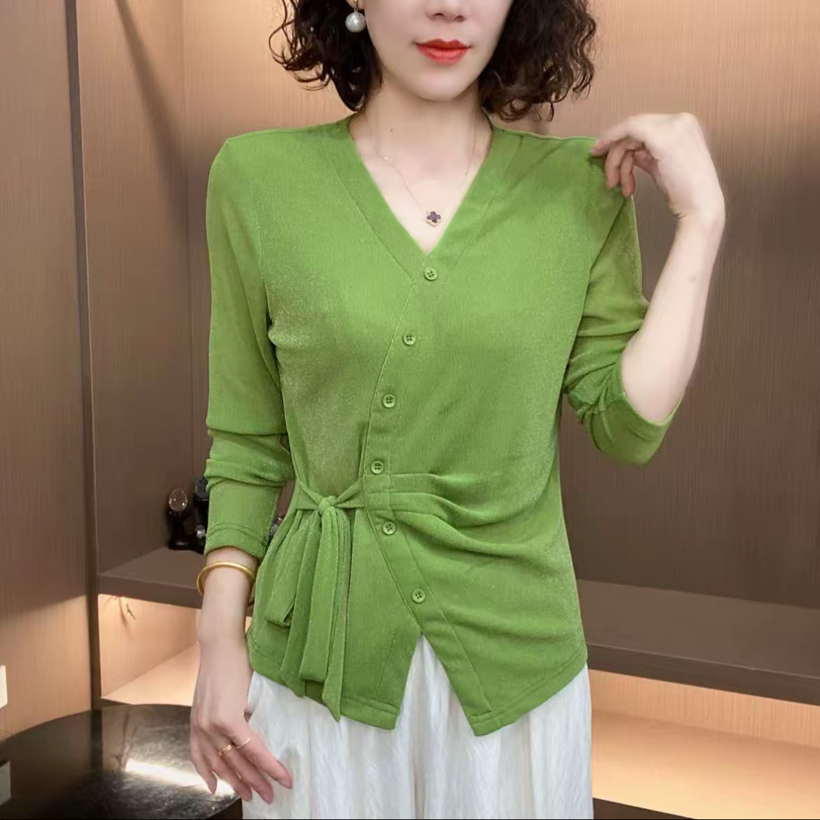 秋季新款时尚洋气V领短袖T恤百搭显瘦减龄设计感小众纯色打底上衣