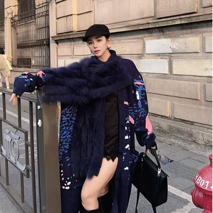 （摩登杂志）原创设计师款狐狸毛花色围巾冬季新款外套BC25010