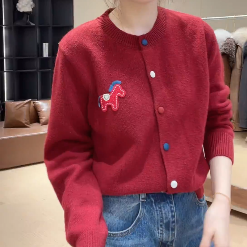 冬季小马单排扣毛衣时尚圆领宽松长袖针织衫上衣LK2509108