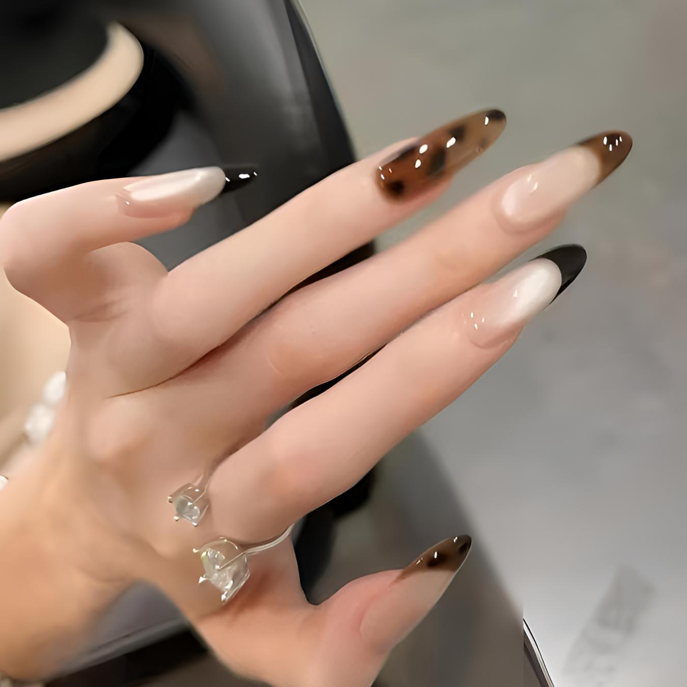 美拉德豹纹穿戴甲片2025新款高级感秋冬黑棕跳色法式气质高定美甲