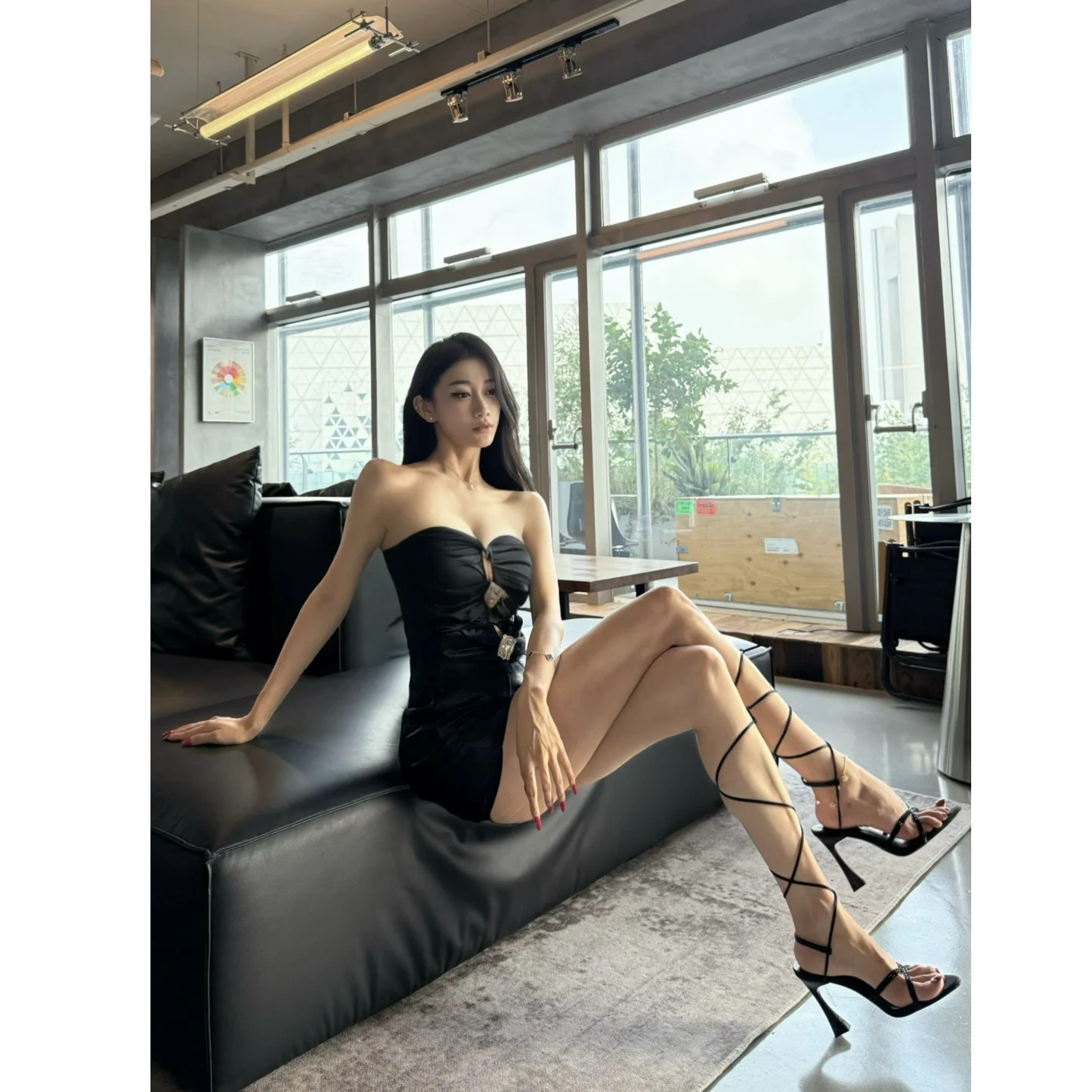 【超绝比例】时尚设计感镂空钻扣抹胸上衣女配显瘦高腰短裤两件套