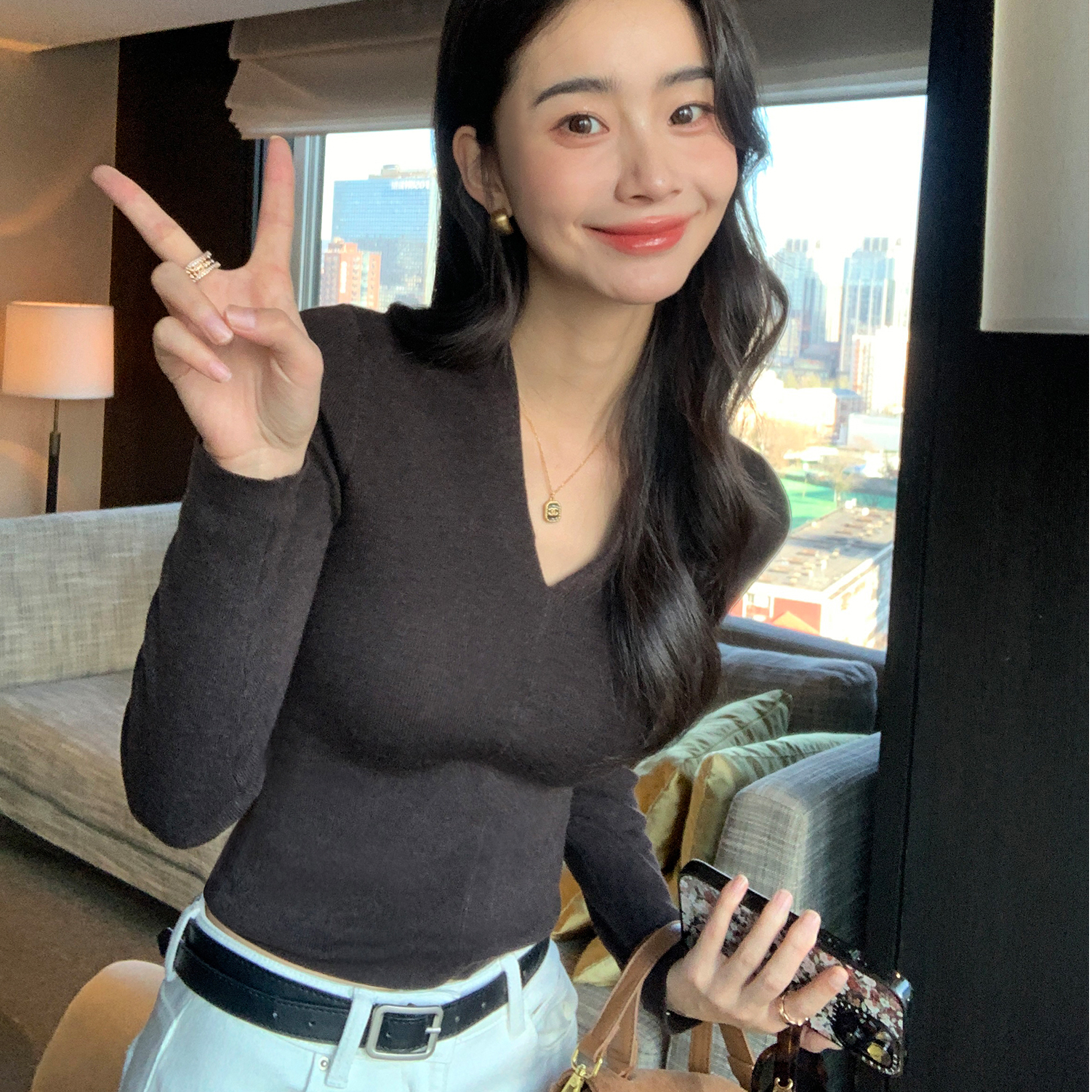 法式咖色v领长袖针织打底衫女秋冬内搭小众设计感显瘦修身上衣春