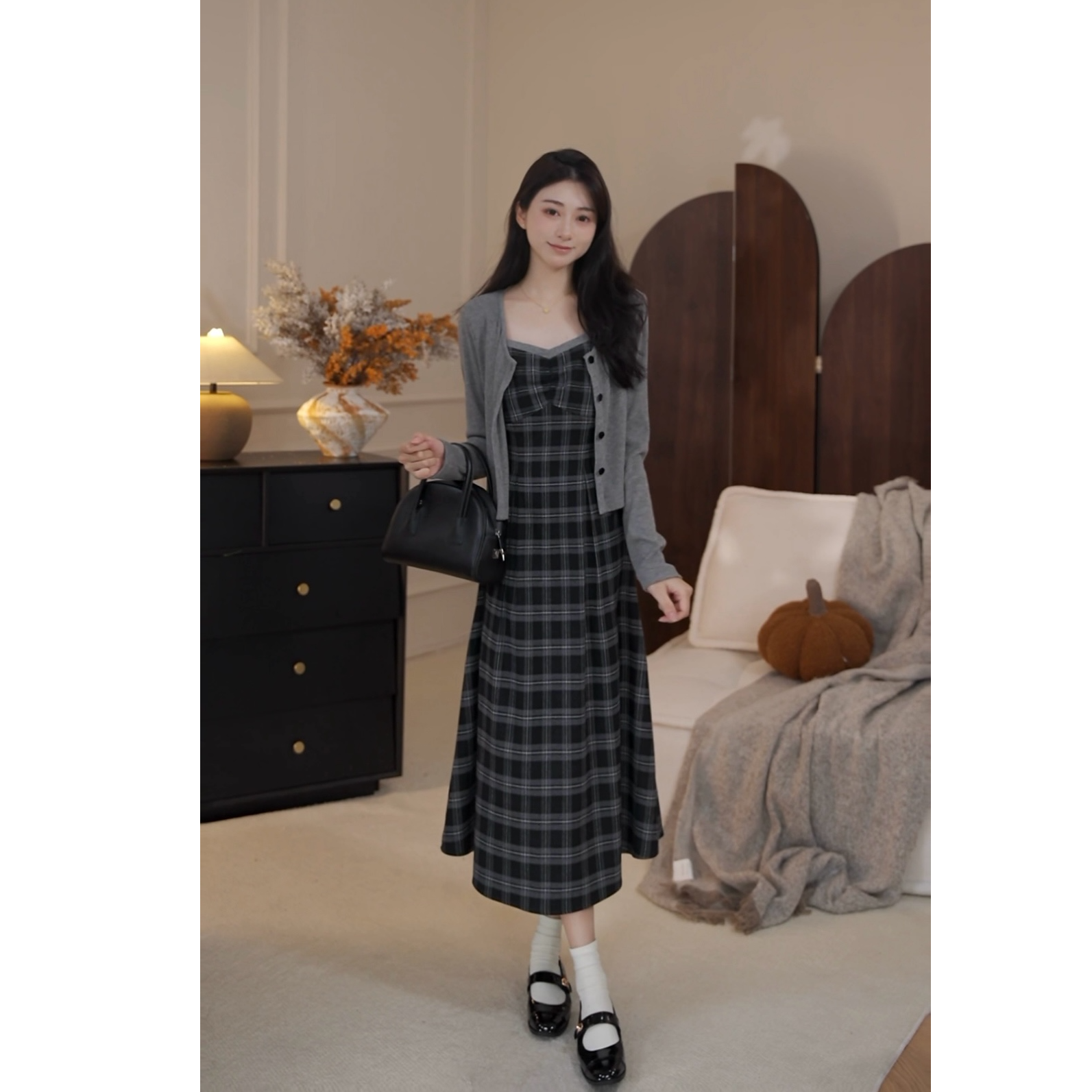 鹿向南「梦幻之恋」法式气质百搭女早秋新款磨毛格纹吊带裙开衫套装
