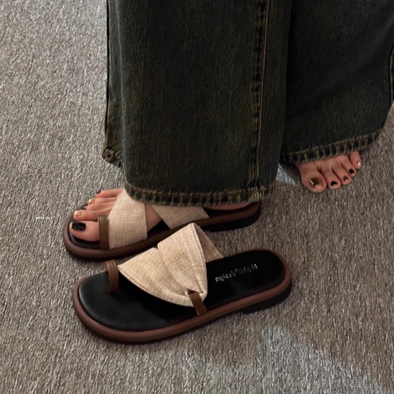 夏季设计感舒适套趾平底一字拖女2025小众新款配裙子百搭沙滩凉拖