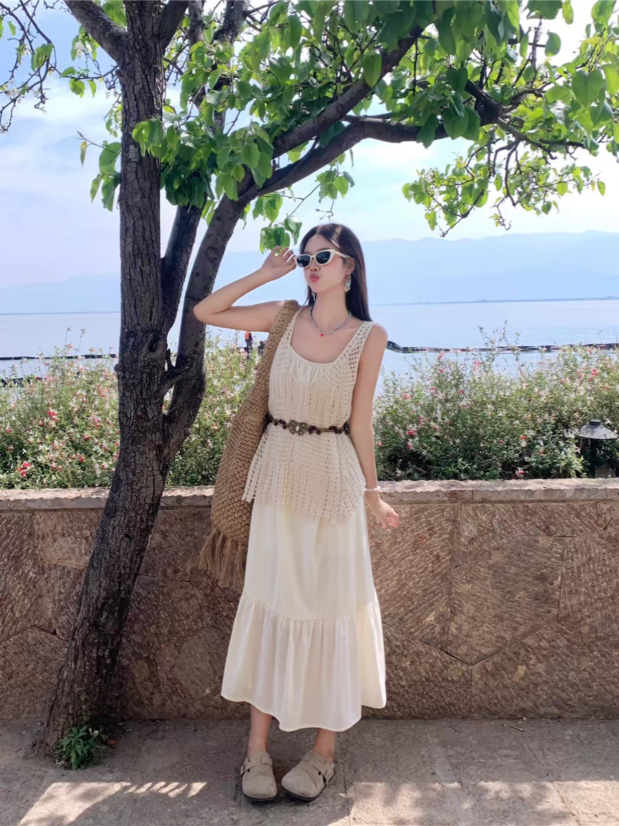 波西米亚度假风吊带连衣裙女夏季设计感镂空吊带背心叠穿中长裙子