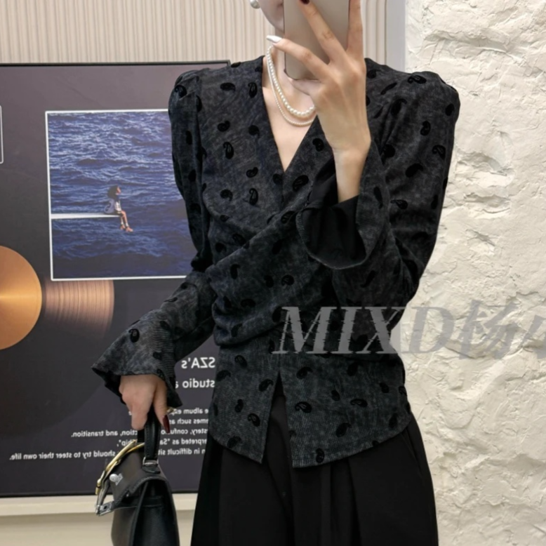 秋季新款V领扭结长袖小衫T恤女设计感小众喇叭袖打底衫上衣女