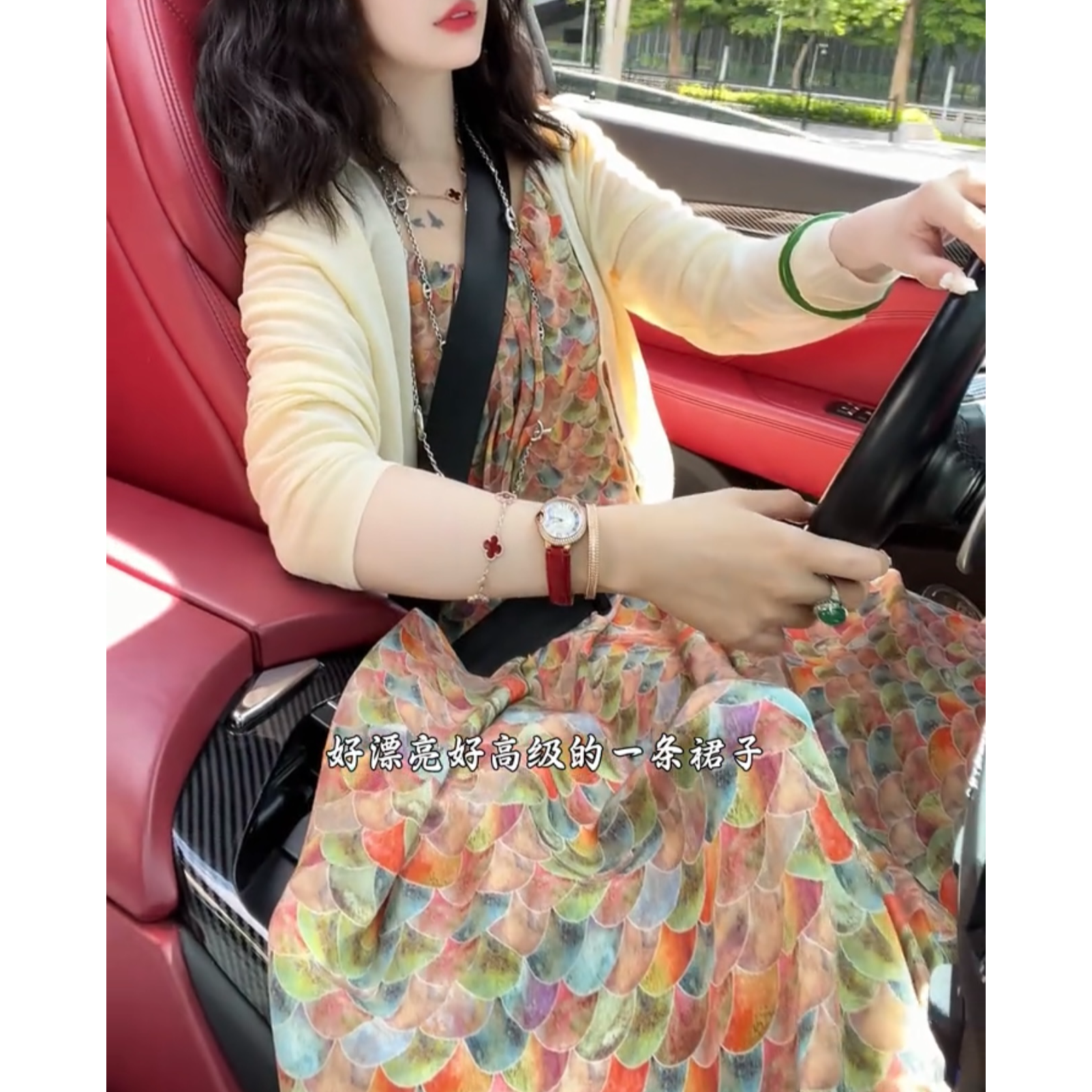 夏日出游高级龙鳞纹度假风吊带连衣裙女新款女神范遮肉显瘦长裙子