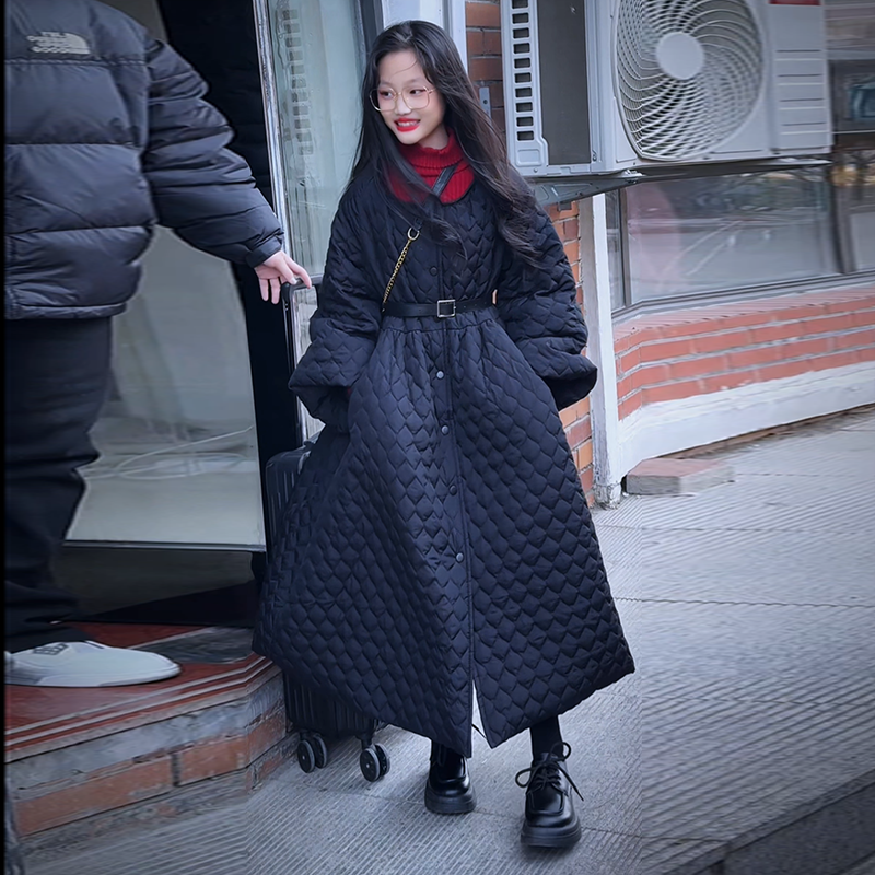 女童2025年冬季设计感过膝长款百搭加绒加厚菱格棉服2026新年战袍