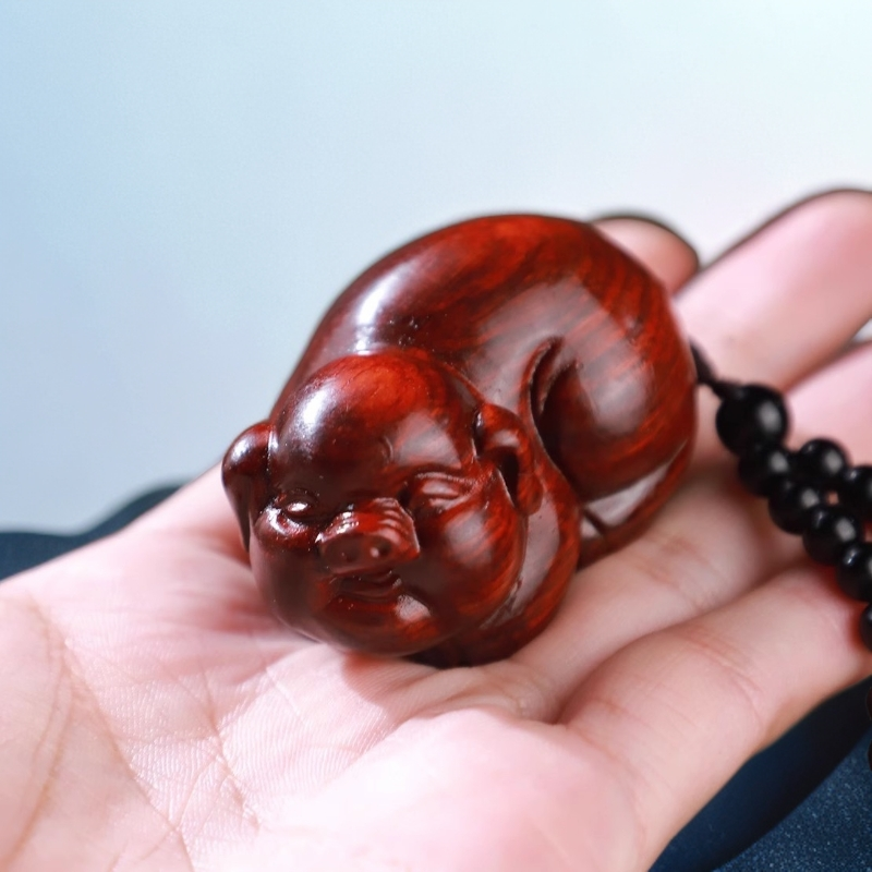 紫檀木雕可爱小福猪手把件摆件创意檀木小胖猪手机包包钥匙挂件