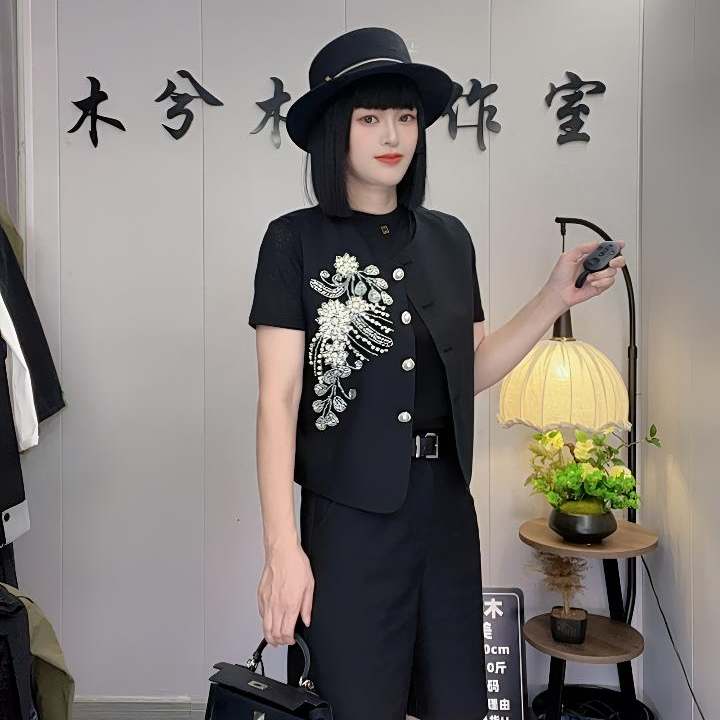 《木兮木》2025秋季潮流修身型减龄简约风常规款小香风百搭马夹薄款