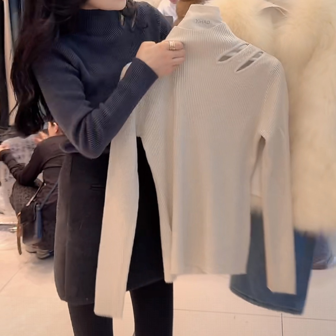 极简风镂空针织纯色毛针织衫女冬季2025新款显瘦修身套头长袖毛衣