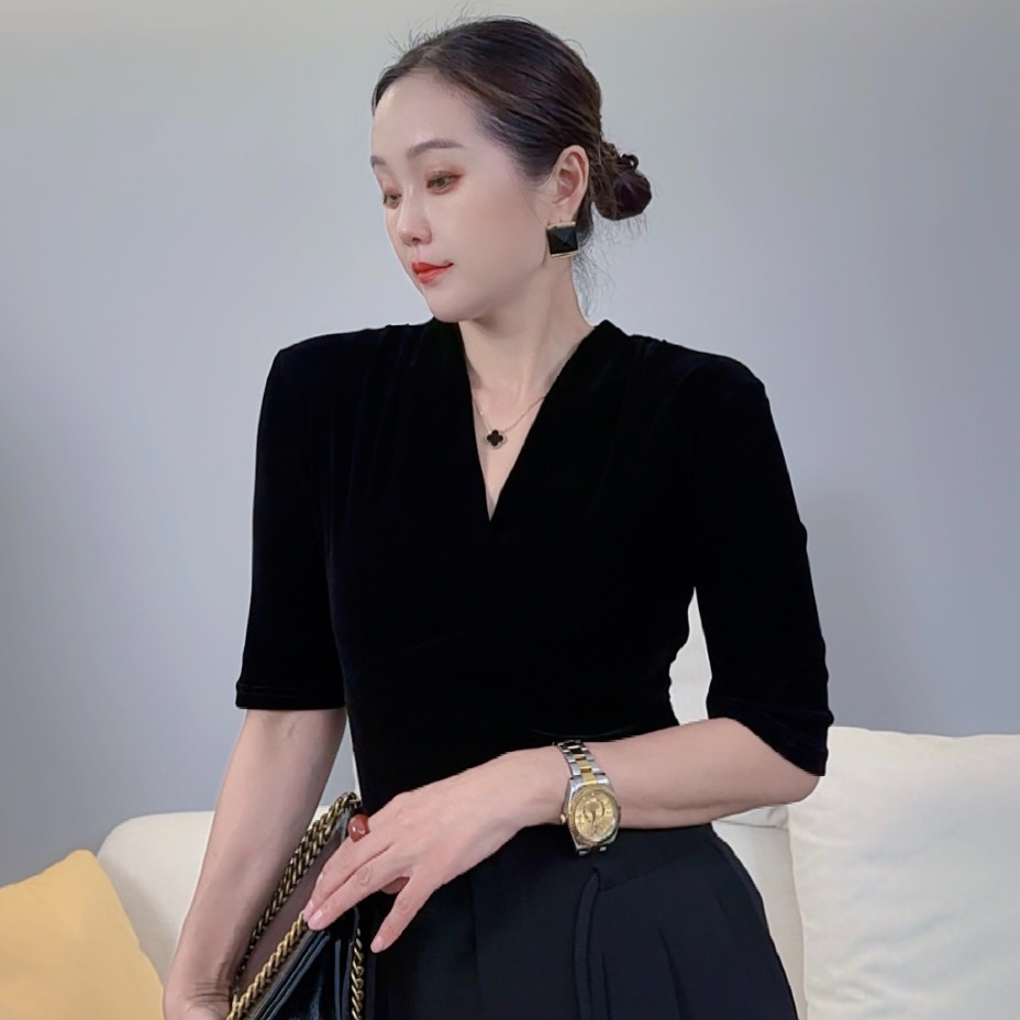 法式复古V领时尚丝绒洋气长袖T恤女装秋季2025新款收腰打底衫上衣
