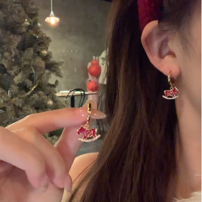 铜合金耳饰 秋冬气质新年红小马金币耳环女显白本命年耳圈耳饰