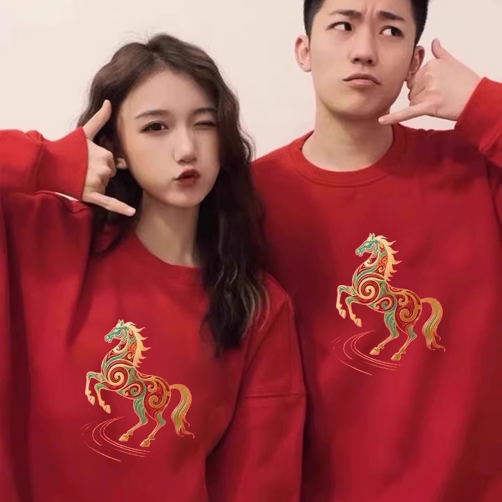 2026本命年衣服马年酒红色情侣装卫衣男女秋冬加绒圆领拜年服穿搭