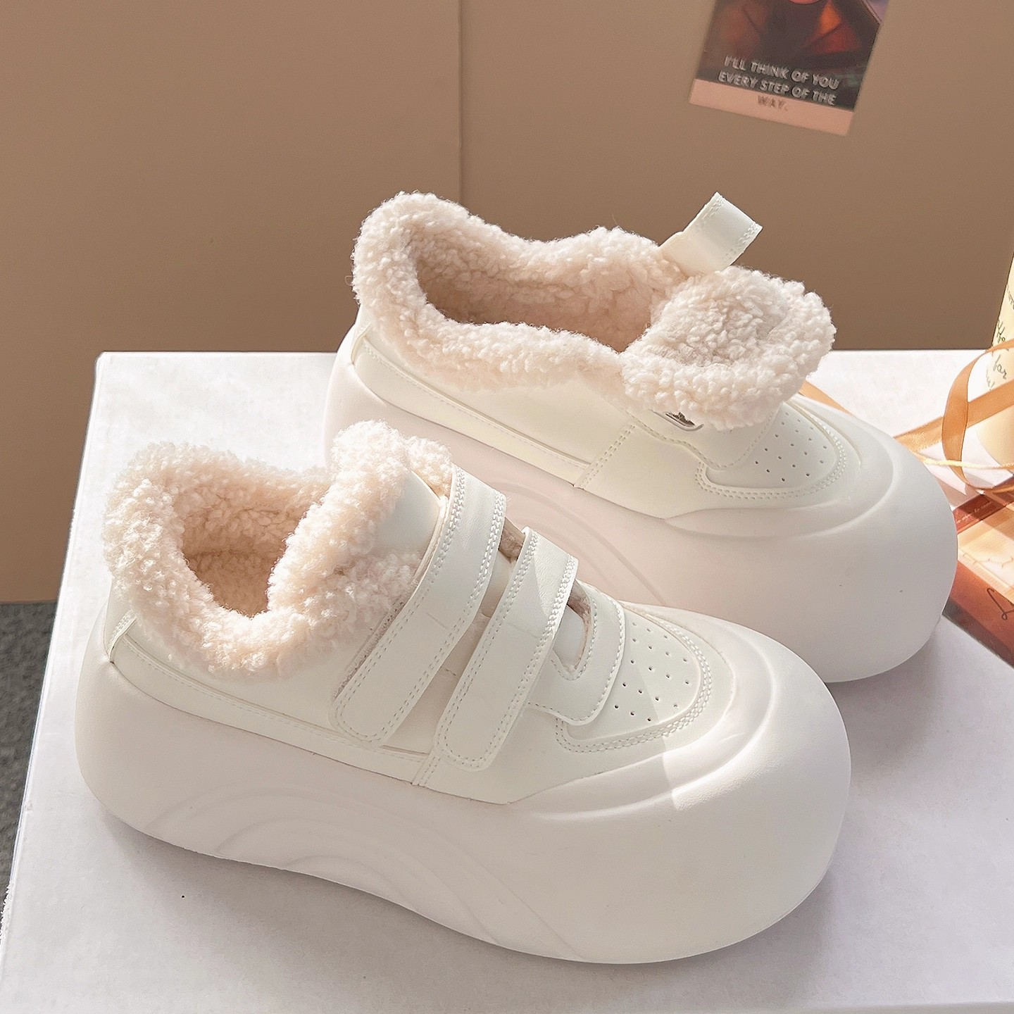 小白鞋女厚底增高鞋子女2025新款冬季百搭魔术贴女鞋运动休闲鞋