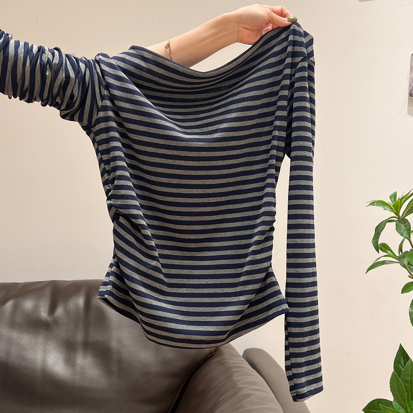 条纹一字肩露肩长袖T恤女2025年早秋新款褶皱收腰设计感上衣早秋