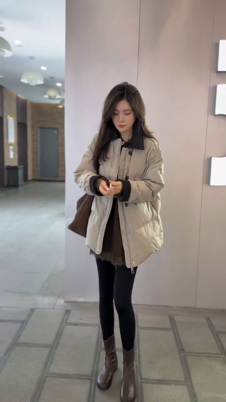 高级感穿搭2025年冬季新款设计感宽松保暖中长款撞色翻领棉服外套