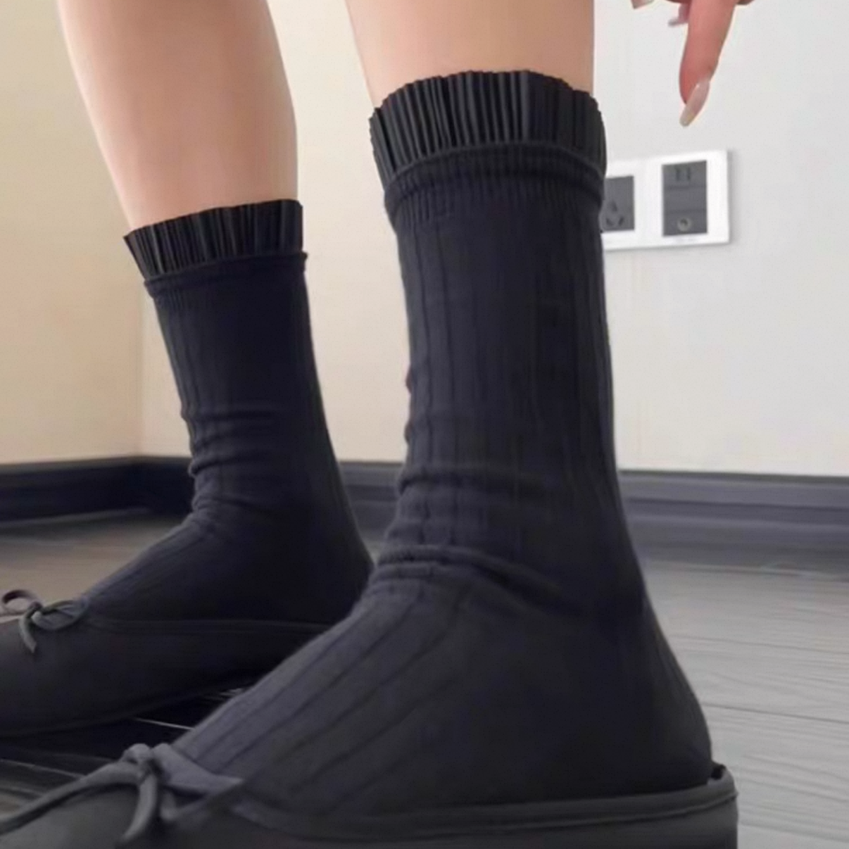 黑白双色立体褶皱精梳棉纯色设计师款潮流女袜x