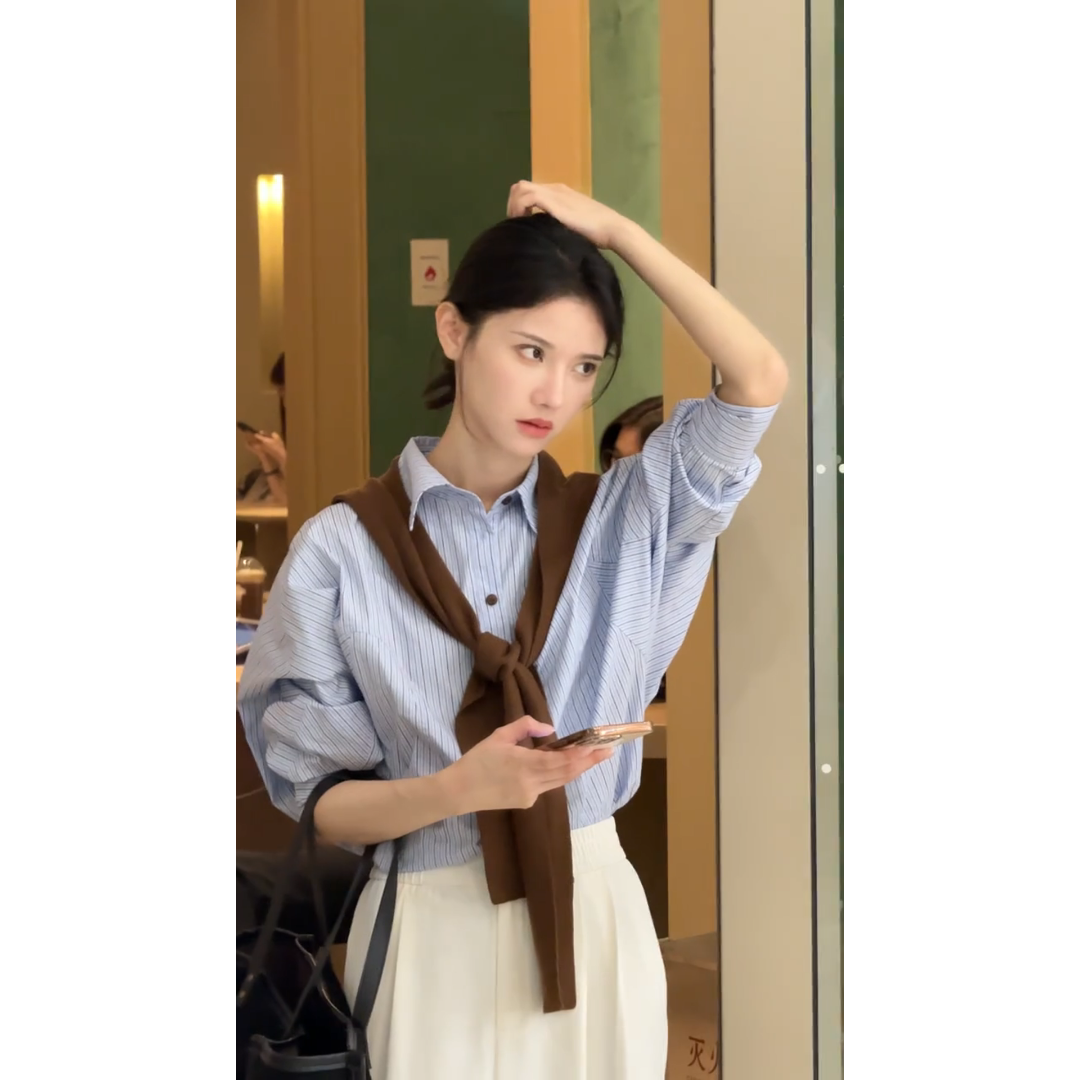 parkyeon法式高智感一整套穿搭蓝色条纹衬衫咖色披肩白色休闲裤