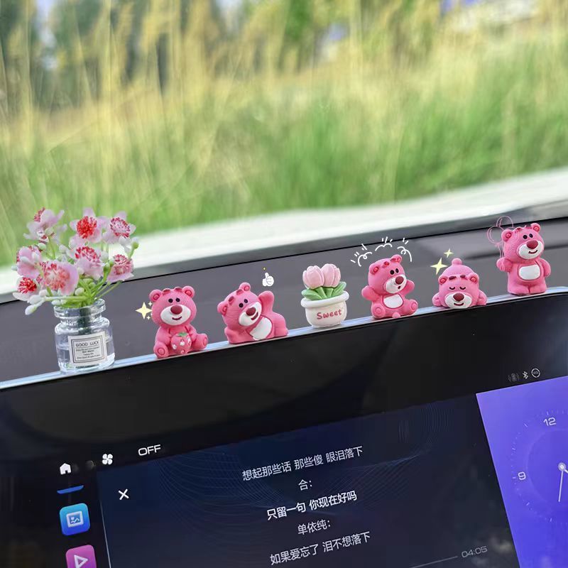 汽车摆件可爱草莓熊中控屏幕解压小公仔车内饰品2024新款网红装饰