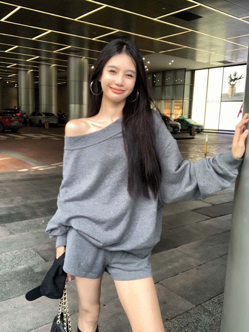 气质灰色斜肩长袖宽松卫衣慵懒松弛感套装女秋季休闲短裤子两件套