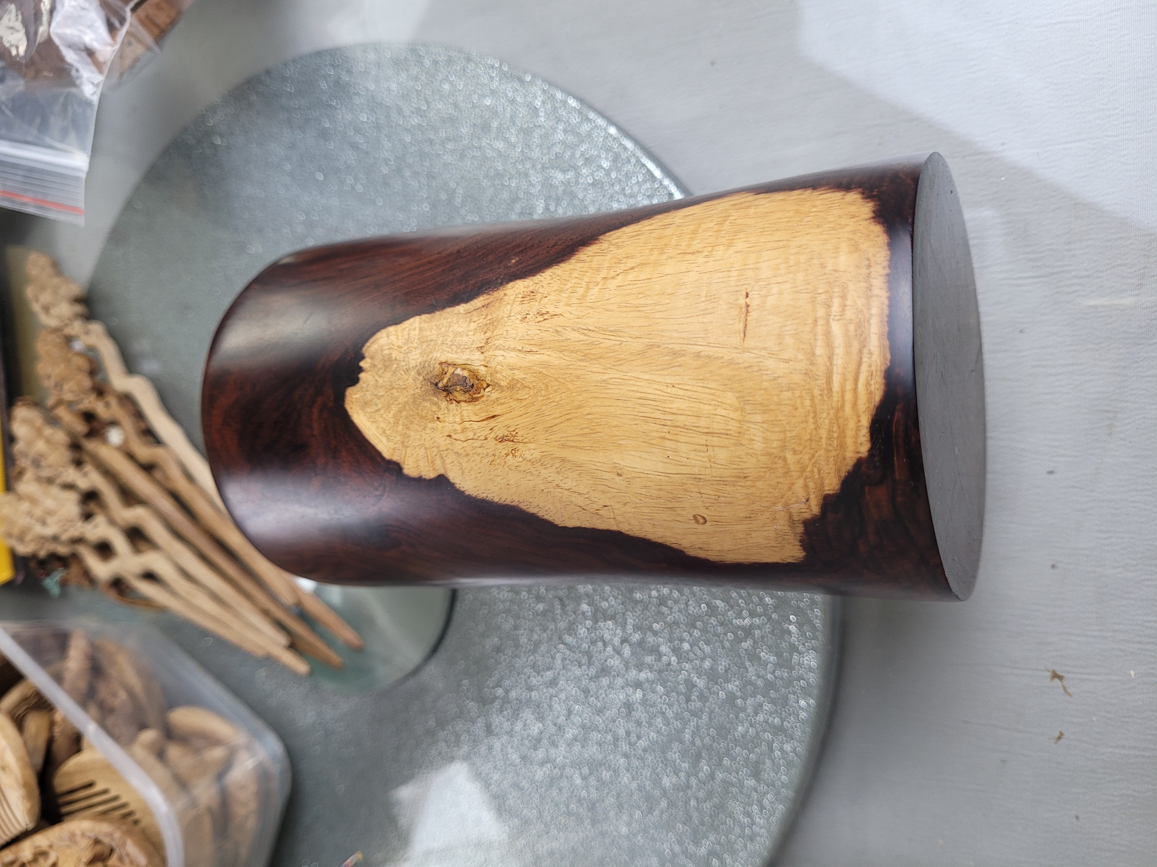 老挝大红酸枝《宝葫芦瘤疤笔筒》，高15.2厘米，直径8.8厘米，天然树瘤