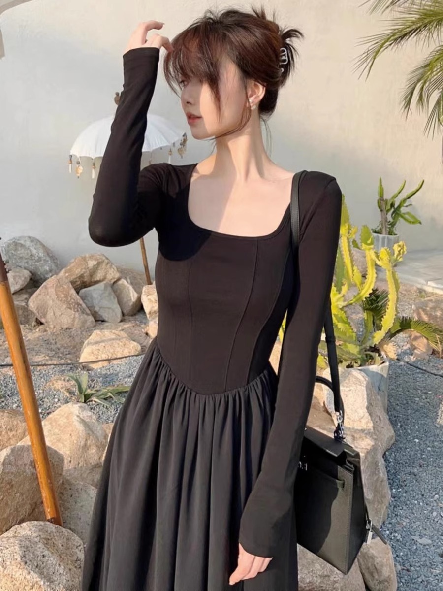 法式赫本风黑色长袖连衣裙女方领纯欲风小黑裙高级感收腰A字长裙