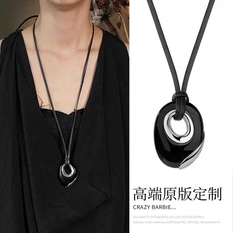 钛钢皮质项链 黑色几何吊坠皮绳项链女小众设计高级感轻奢毛衣链