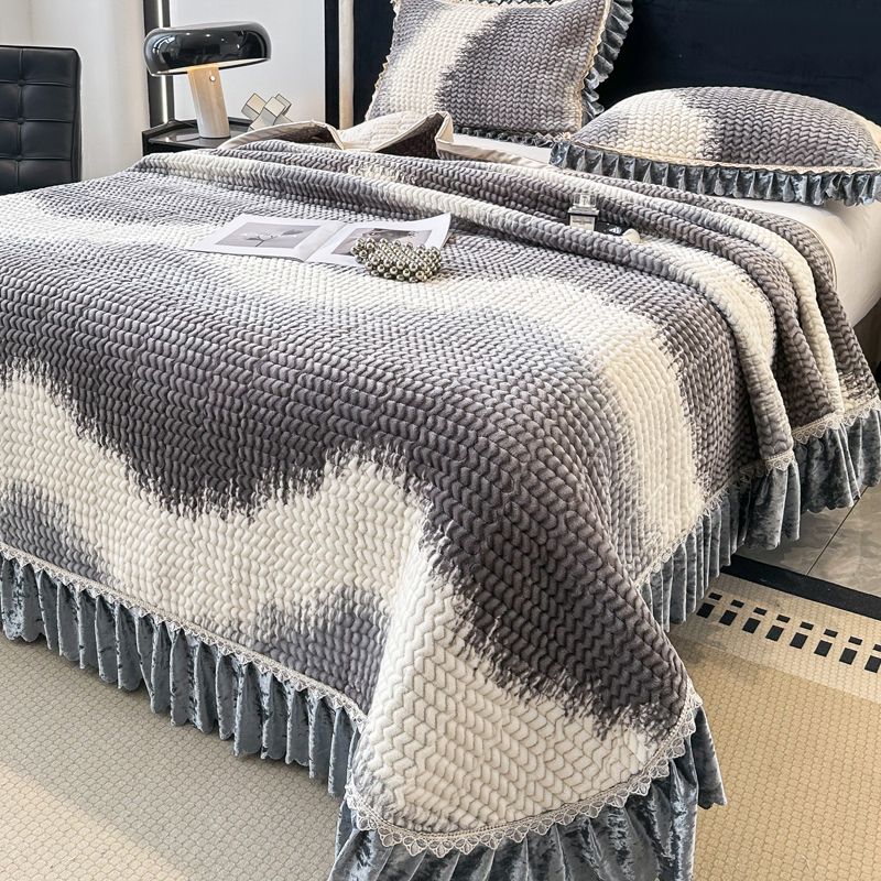 新款高档提花牛奶绒床盖三件套冬季加厚珊瑚绒保暖防滑夹棉床单