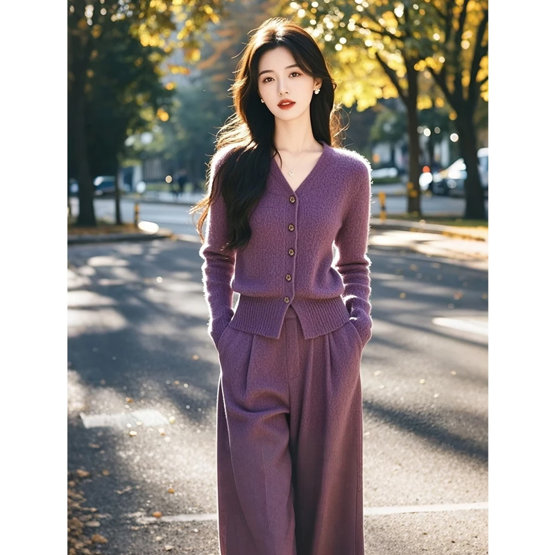 深秋初冬今年流行漂亮盐系轻熟高级松弛感穿搭紫色针织两件套装裤
