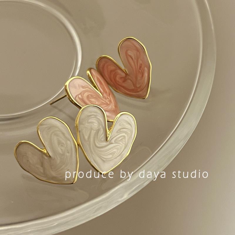 铜合金耳饰 赵露思雾粉感法式爱心釉精致高级无痛蚊香盘耳夹网红