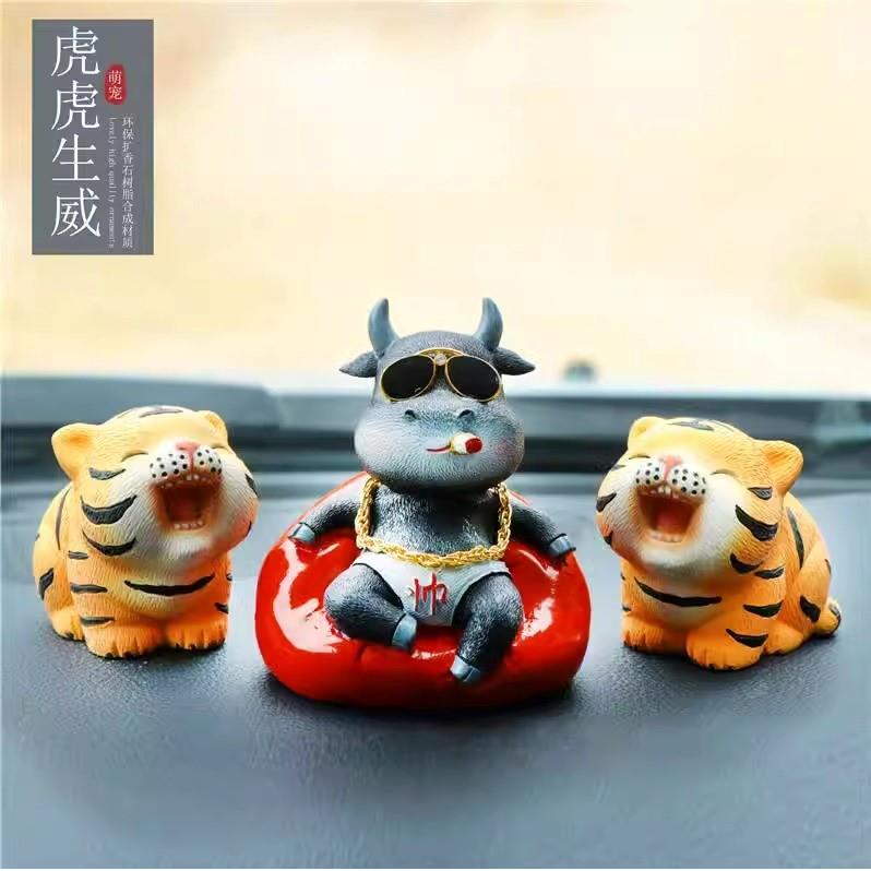 汽车摆件小老虎个性车载社会牛创意胖虎虎生威车内装饰品手办公仔