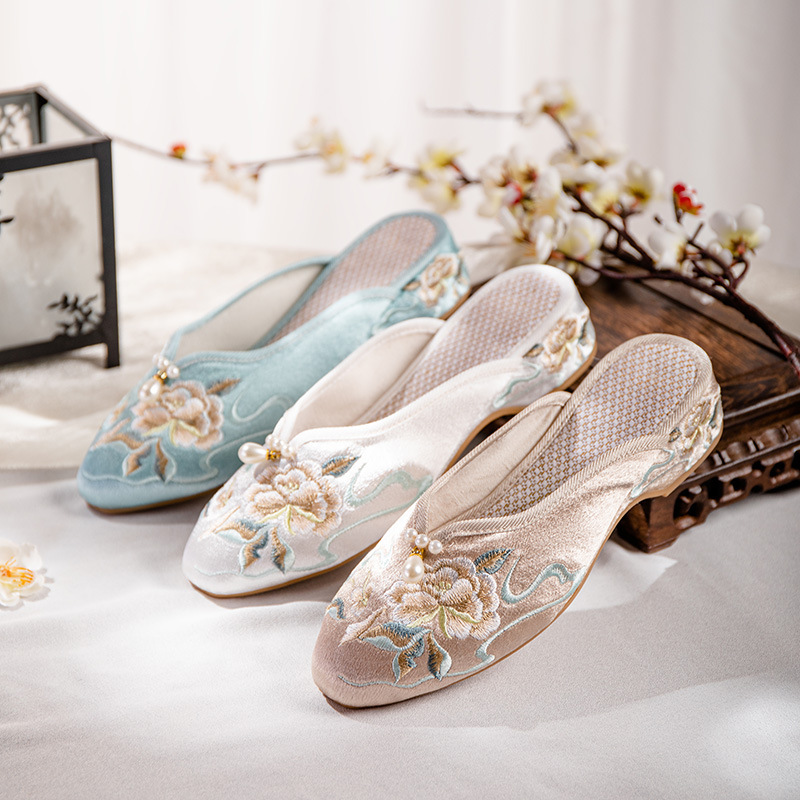 秋季老北京布鞋女低跟软底缎面珍珠复古旗袍鞋时尚民族风绣花拖鞋
