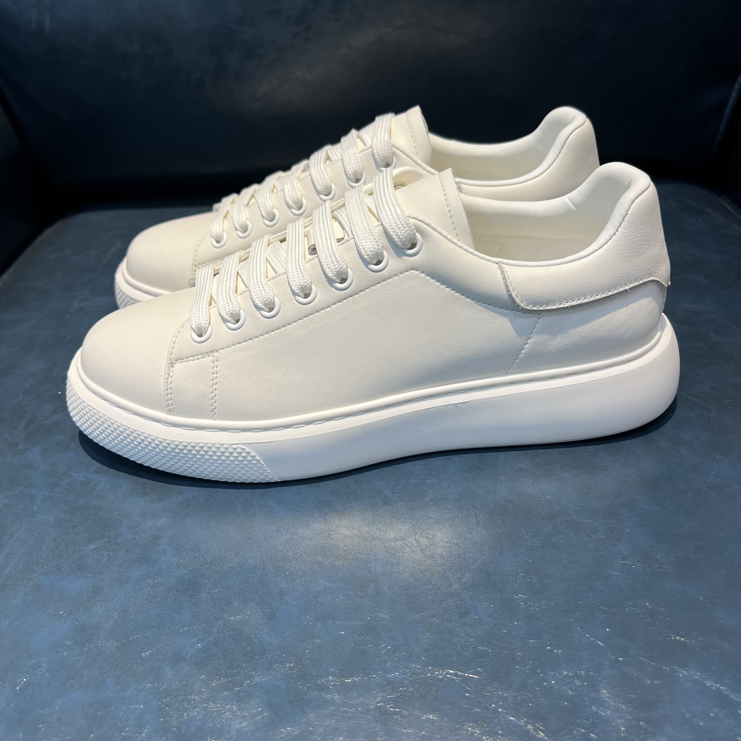 轻奢男鞋平底小白鞋男士运动鞋潮鞋休闲鞋板鞋白色时尚百搭透气