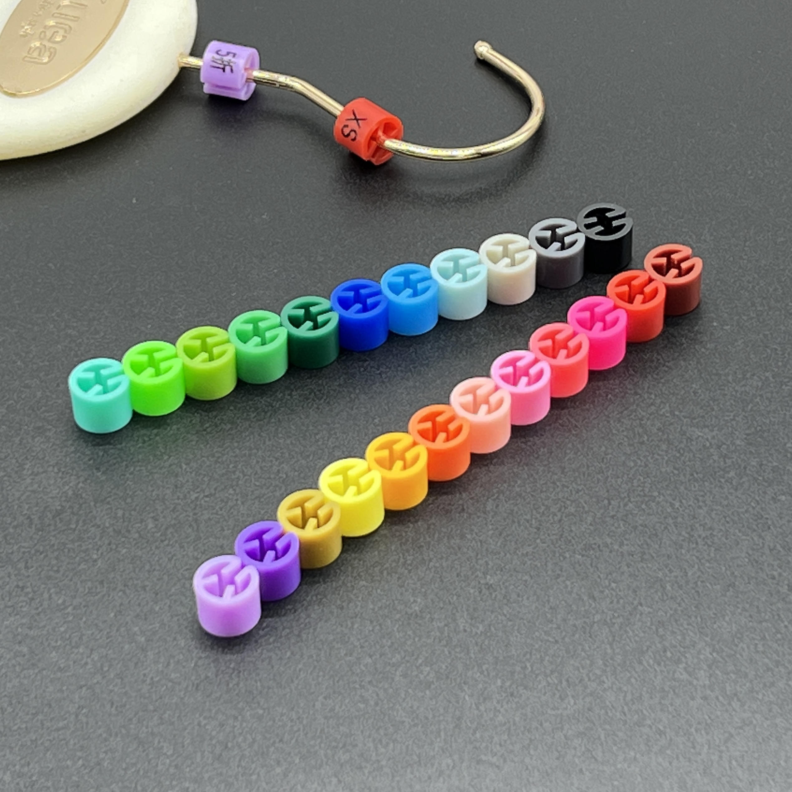 彩色空白尺码扣多色颜色定制两面适用通用尺码标数字母尺码粒服装