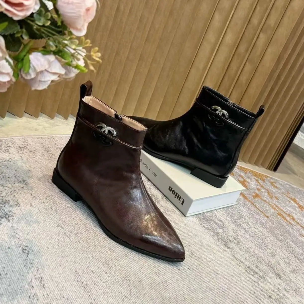 加宽加肥大码女鞋平底低跟极简风短靴英伦风平底尖头5308