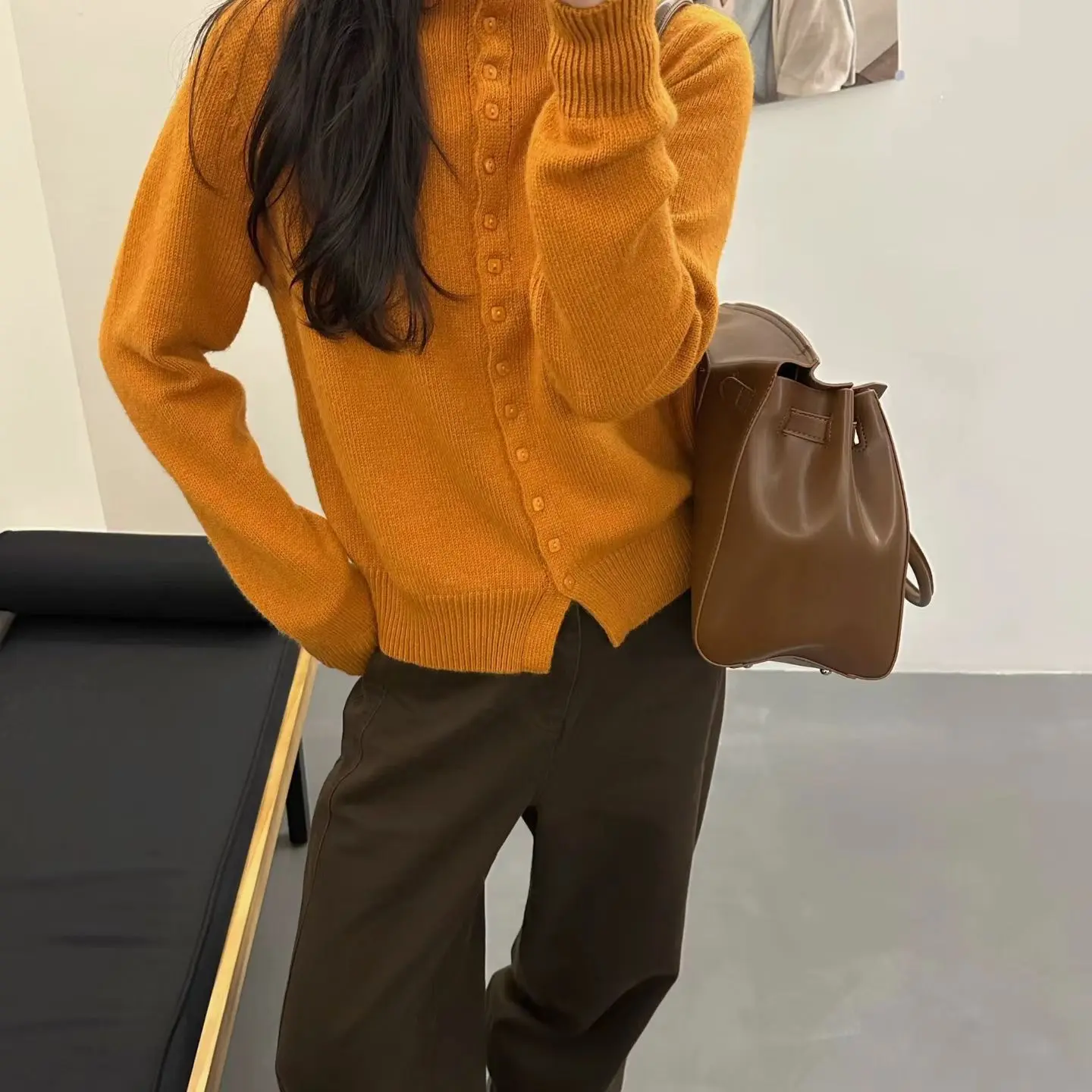 韩版时尚温柔风立领排扣浣熊绒针织开衫女25秋季时尚软糯毛衣外套