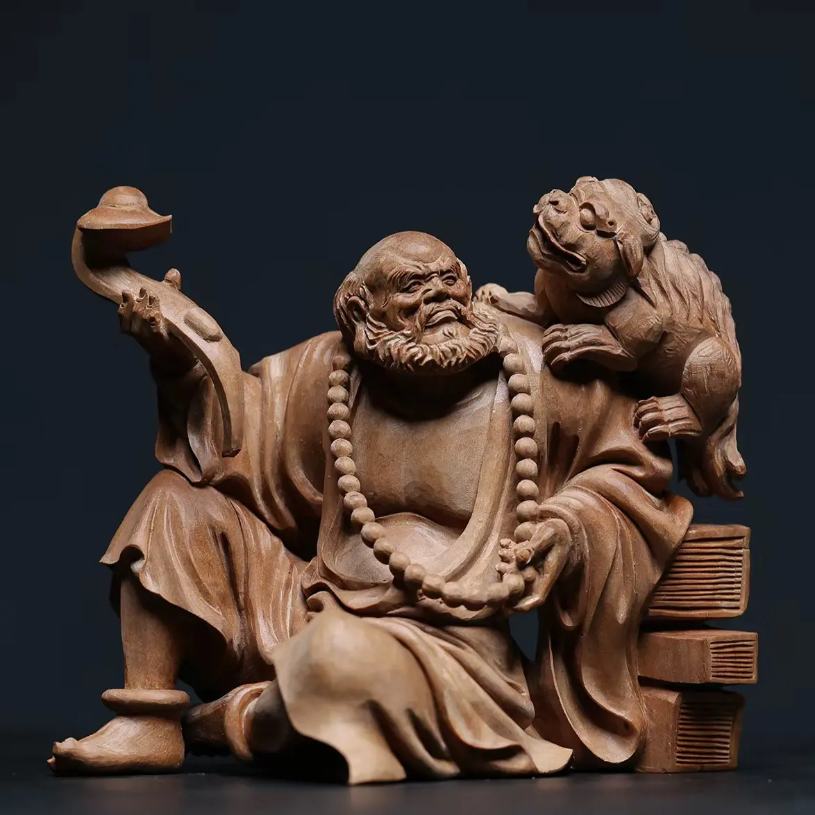 老山檀香戏狮罗汉神情祥和小狮作昂首瞪目蹲伏欲起狀此像绝妙