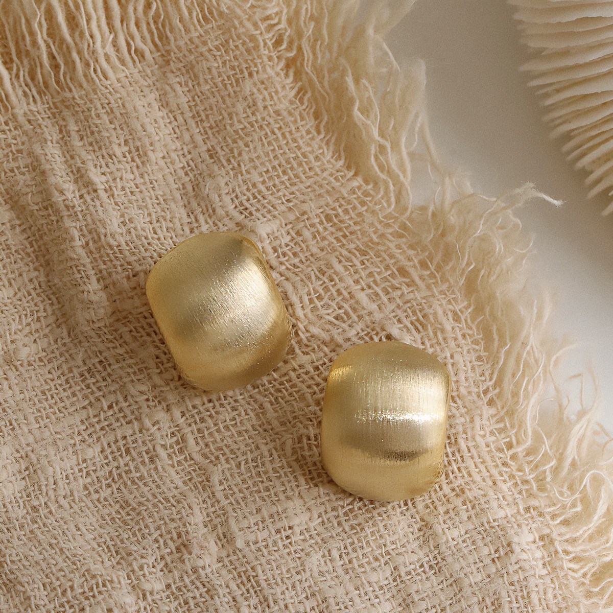 高级感简约拉丝小豆豆法式小众耳钉女明星同款耳环