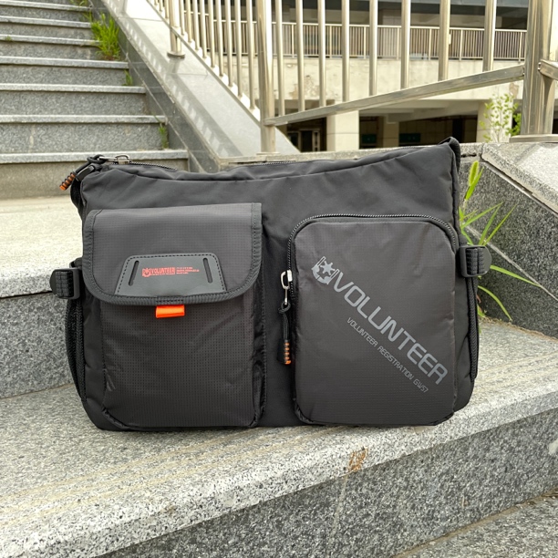 大容量单肩包斜挎包超轻防泼水休闲包旅行包电脑包