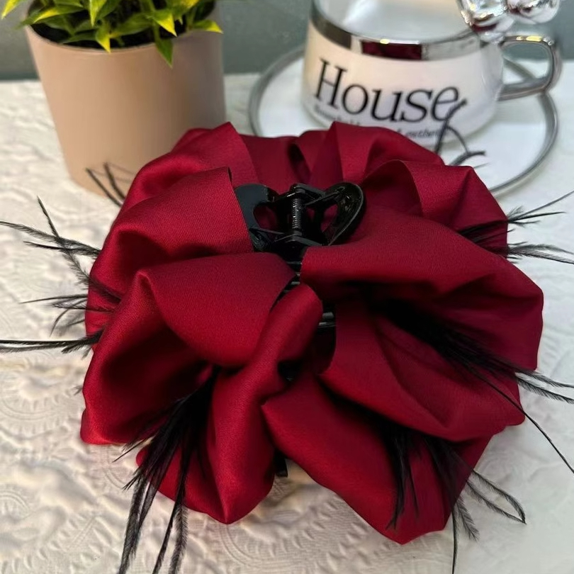 时尚酒红色缎面云朵羽毛泡泡抓夹ins风在逃公主气质优雅大鲨鱼夹