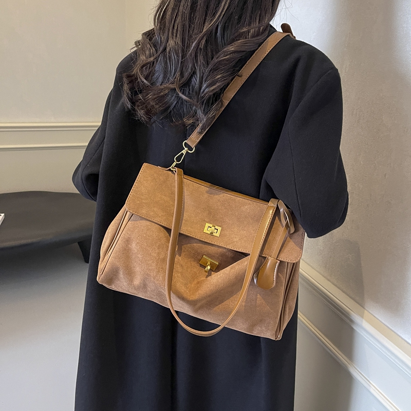 磨砂复古包包女大容量2025新款秋冬休闲斜挎包简约上班通勤托特包