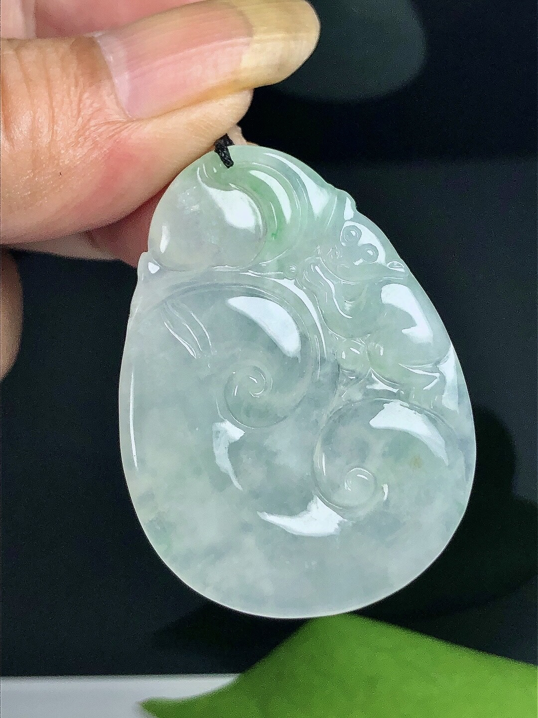 缅甸天然翡翠a货，冰种飘浅绿猴子献桃如意吊坠挂件冰透、精雕精美。