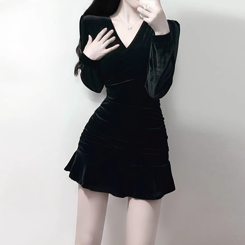 高级感鱼尾裙金丝绒连衣裙女秋冬2025新款短款内搭小黑裙百搭