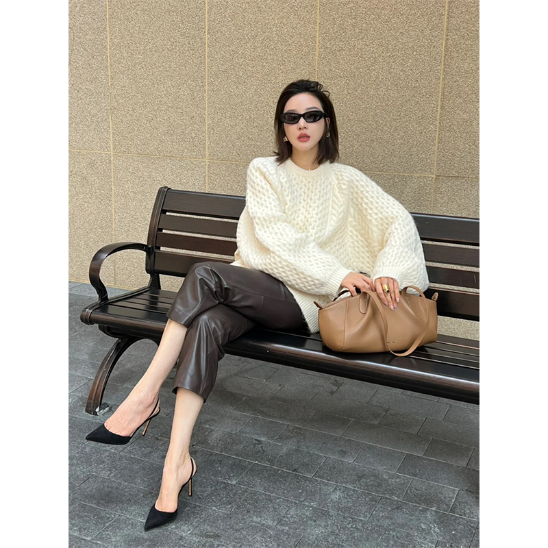 2025秋季慵懒风粗毛线灯笼袖圆领气质毛衣女时尚高腰直筒显瘦皮裤