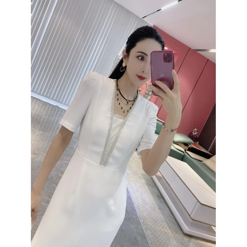 Y【明艳动人】V领钉珠链条气质轻奢后开叉连衣裙6536