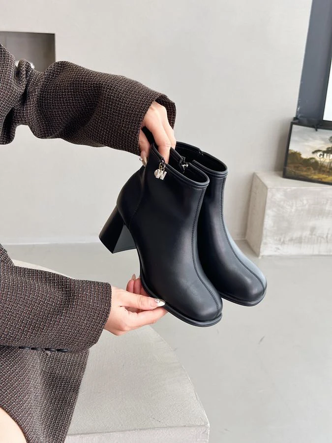 86500秋冬新款方头复古粗跟短靴女鞋真皮侧拉链高跟裸靴黑色K1
