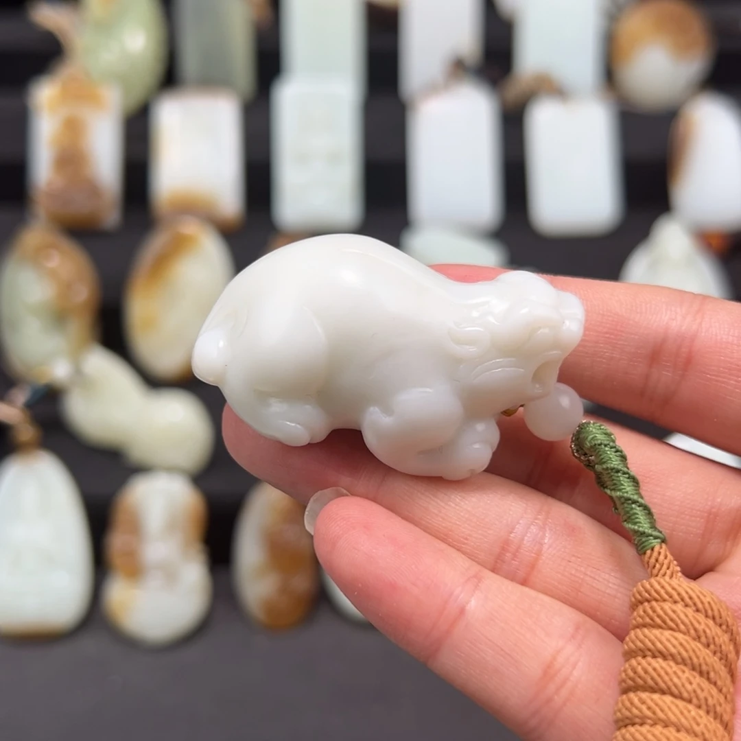 和田玉颈饰未镶嵌何**尘