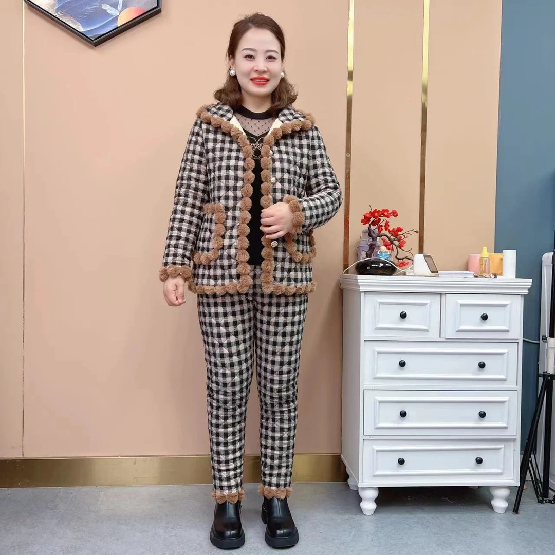 #564冬季新款时尚大格子毛毛球加厚保暖外套休闲套装外穿妈妈装